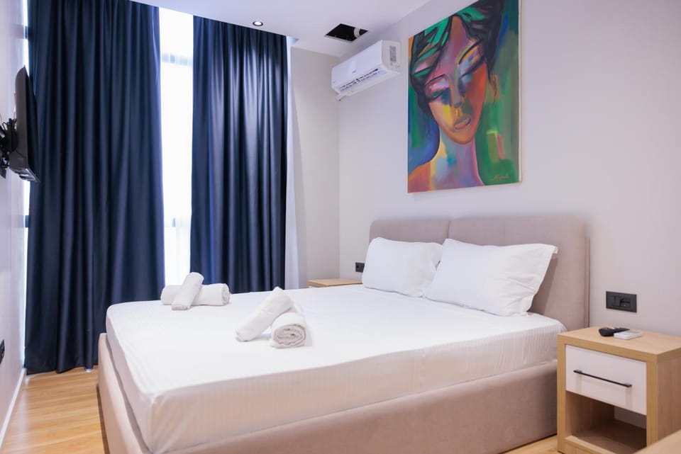 Bed, TV and multimedia, Photo of the whole room, Bedroom, towels, air conditioner