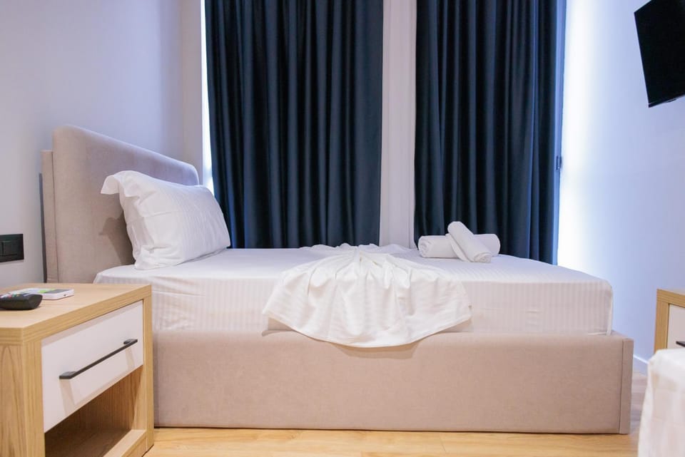 Bed, TV and multimedia, Photo of the whole room, Bedroom, towels