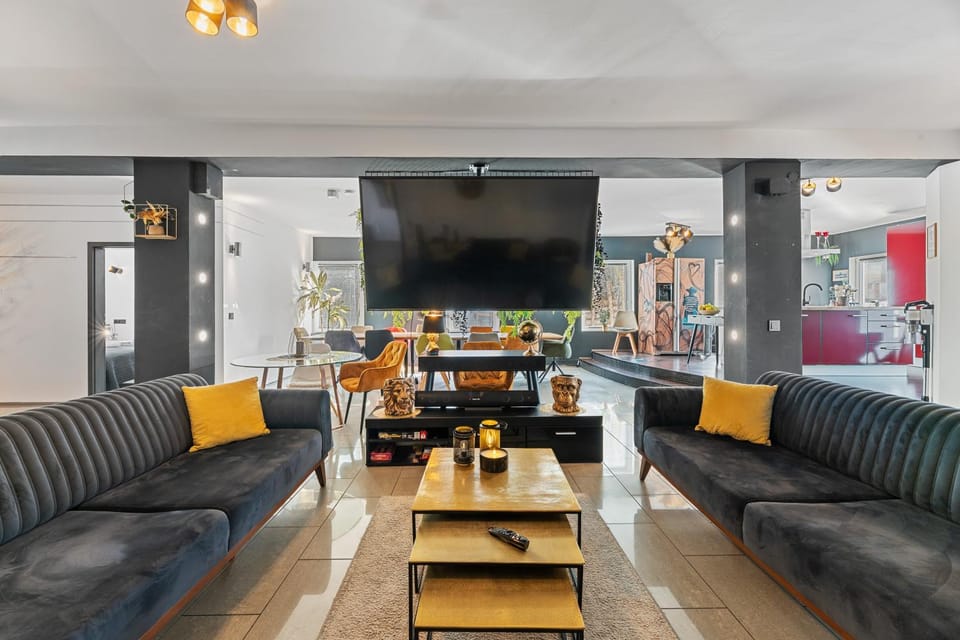 Communal lounge/ TV room, Living room, Seating area, Evening entertainment