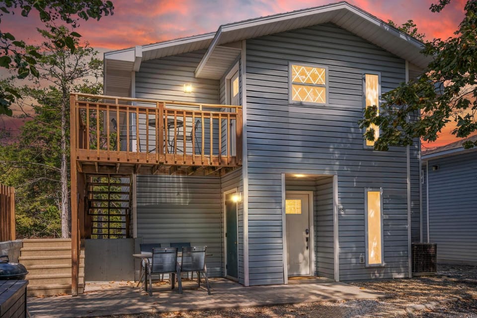Lake House Near Indian Point Marina & Silver Dollar City-Free Daily Tickets-Spiral Staircase House in Indian Point