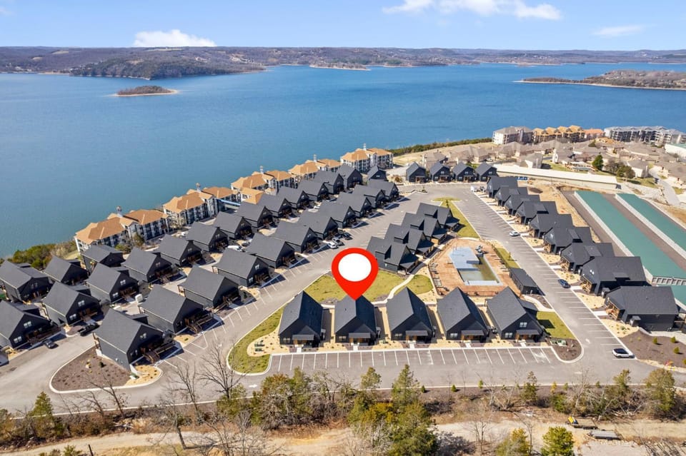 Free Attraction Tickets, New Lakehouse, Close to Branson, Modern Kitchen, High End Furnishings House in Ridgedale