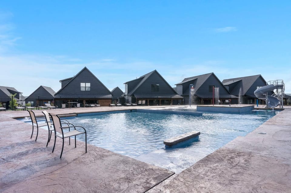 Free Attraction Tickets, New Lakehouse, Close to Branson, Modern Kitchen, High End Furnishings House in Ridgedale