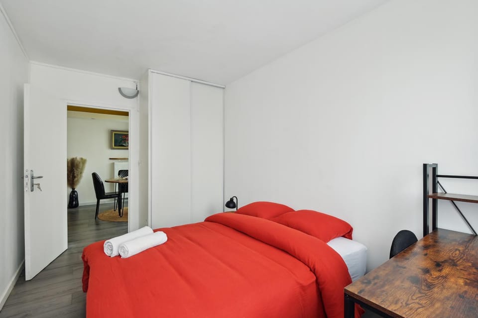 Bed, Bedroom, towels