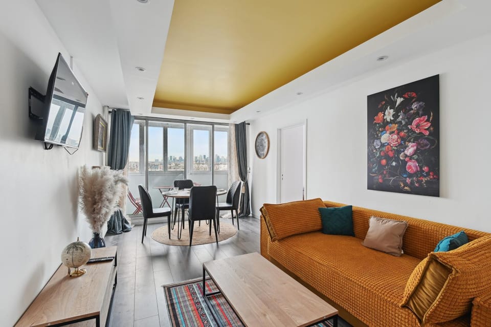 Communal lounge/ TV room, TV and multimedia, Living room, Seating area, Dining area