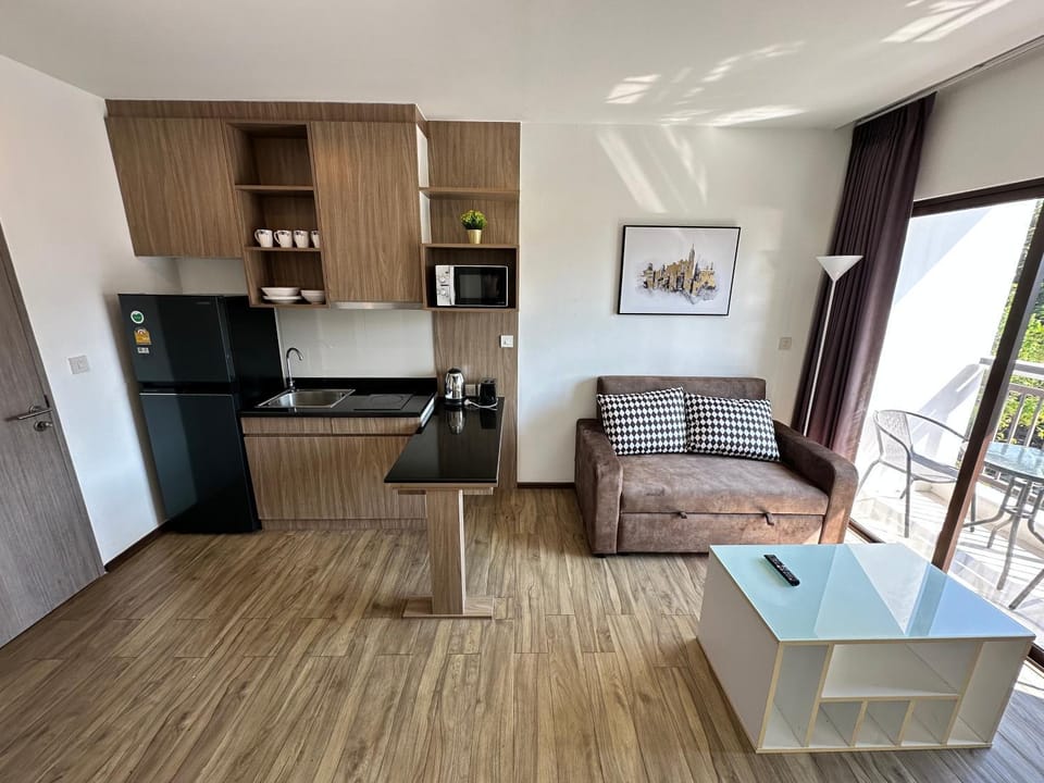 Kitchen or kitchenette, Living room, Seating area, Dining area, stove, toaster