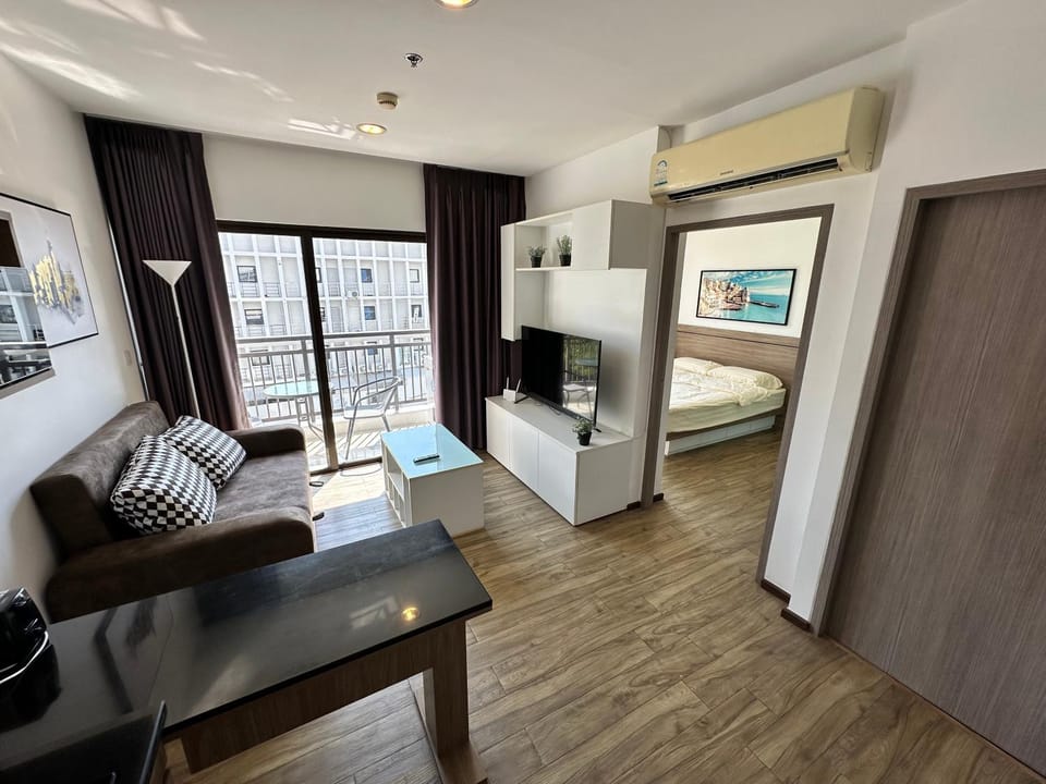 Bed, TV and multimedia, Living room, Photo of the whole room, Seating area, Bedroom, air conditioner