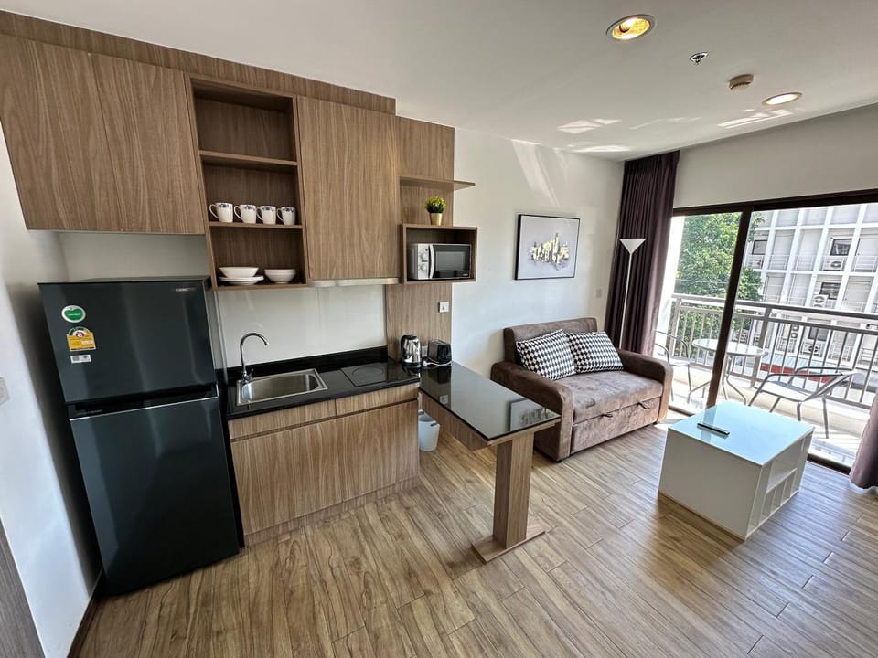 Coffee/tea facilities, Kitchen or kitchenette, Living room, Seating area, Dining area, stove