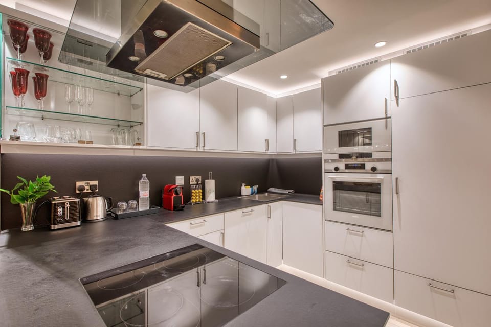 Coffee/tea facilities, Kitchen or kitchenette, dishwasher, oven, stove, toaster