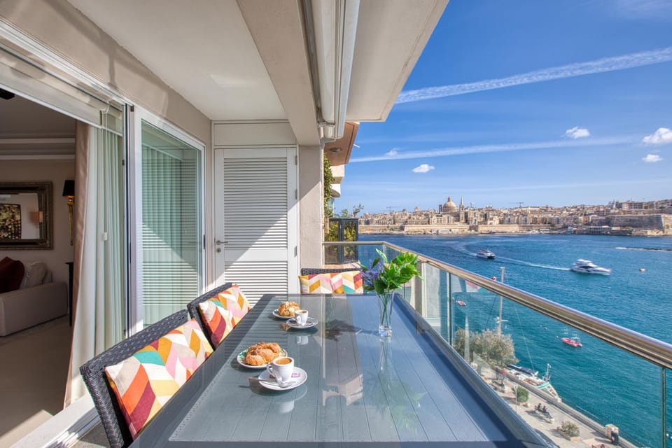 Natural landscape, Balcony/Terrace, Seating area, Dining area, City view, Sea view