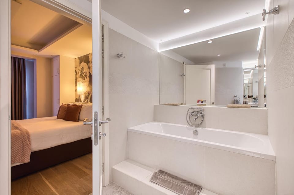 Shower, Bathroom, Photo of the whole room, Bedroom, Bath, towels