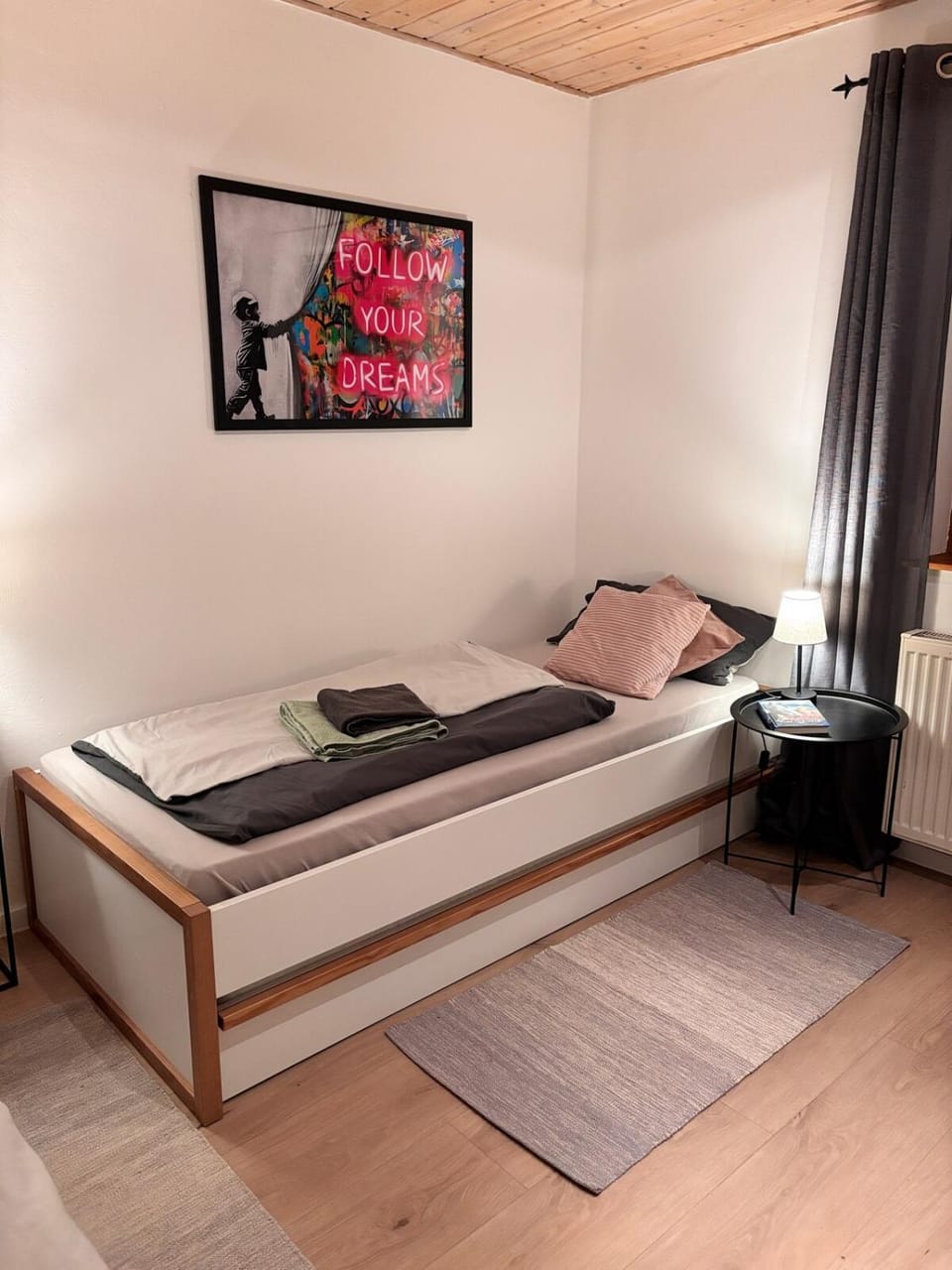Bed, Bedroom, towels