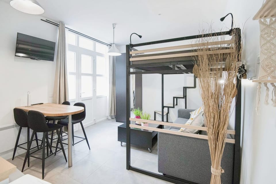 Charming Studio Steps Away from Montmartre Apartment in Paris