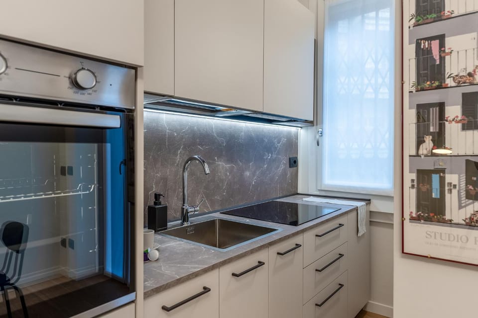 Kitchen or kitchenette, dishwasher, stove