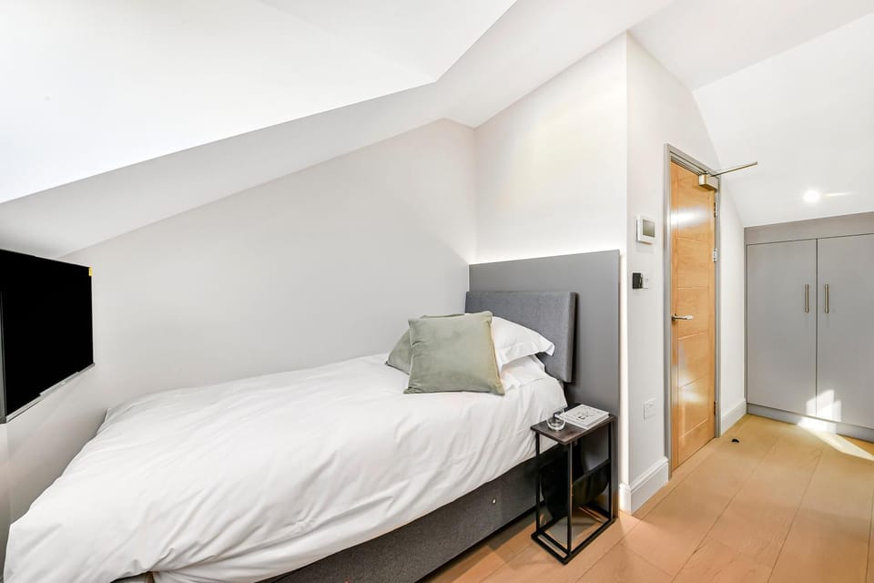 Bed, TV and multimedia, Bedroom, wardrobe