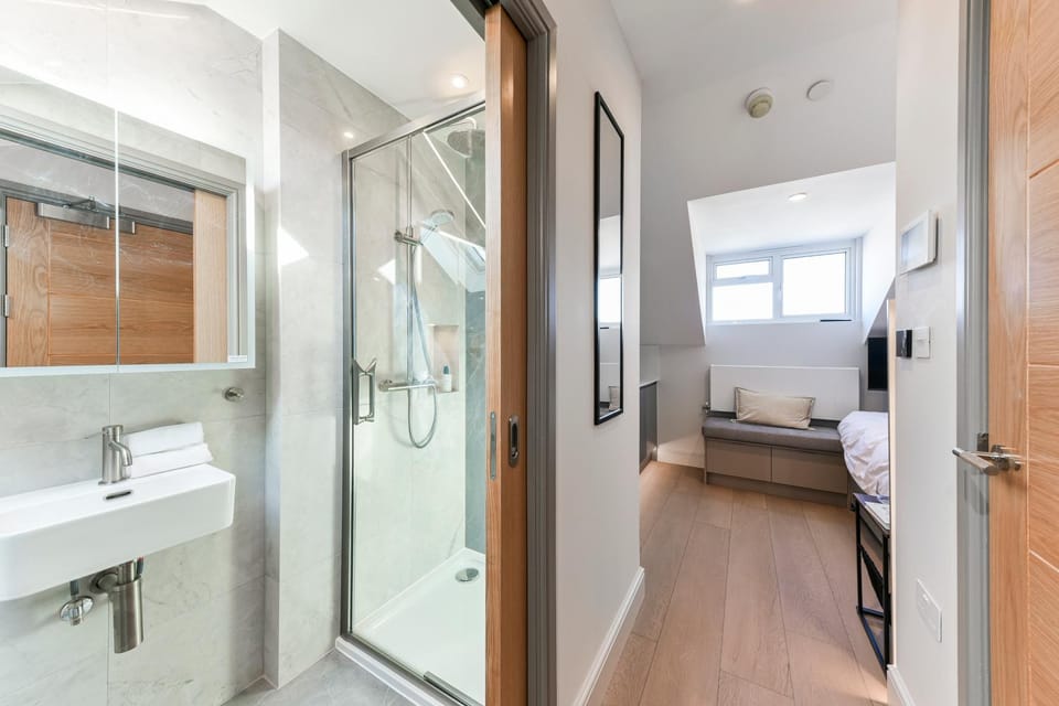 Shower, Bathroom, Bedroom, towels