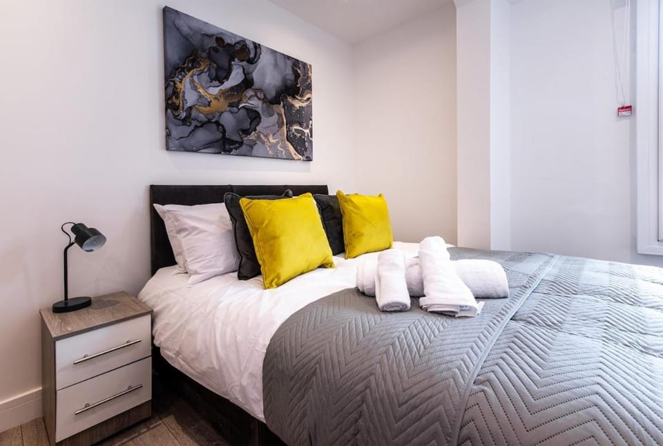 Central 2BR Apt Basingstoke Near Shops & Transport Apartment in Basingstoke