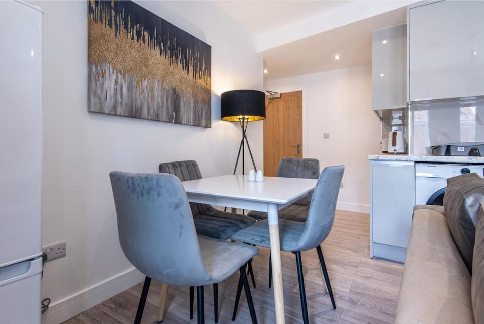 Central 2BR Apt Basingstoke Near Shops & Transport Apartment in Basingstoke