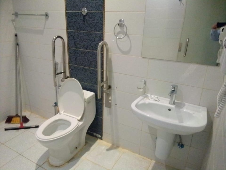 Shower, Toilet, Bathroom, bidet, towels