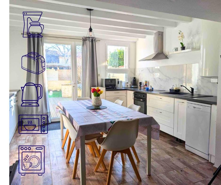 Coffee/tea facilities, Kitchen or kitchenette, Dining area, dishwasher, microwave, oven, stove, toaster