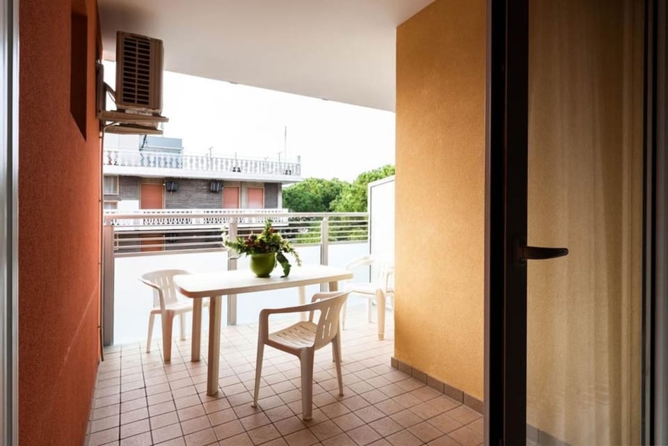 View (from property/room), Balcony/Terrace, Seating area, furniture