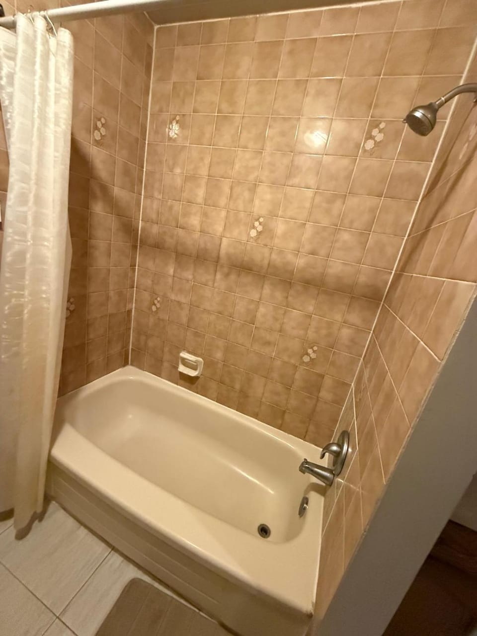 Upper Level Cheap Room For 3 People- 24 Hrs Checkin-Walking to Bus,Grocery, Plaza Vacation rental in Kitchener