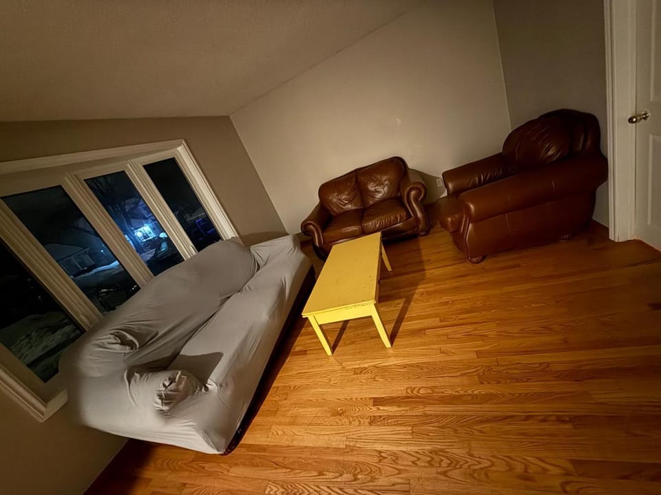 Upper Level Cheap Room For 3 People- 24 Hrs Checkin-Walking to Bus,Grocery, Plaza Vacation rental in Kitchener
