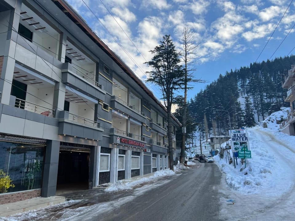 Property building, Restaurant/places to eat, Day, Neighbourhood, Natural landscape, Winter, Mountain view, Street view, Breakfast