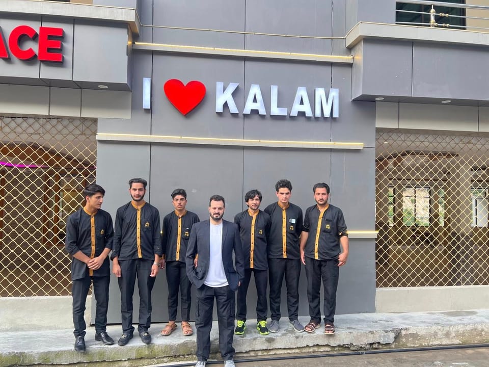 Property building, Restaurant/places to eat, Facade/entrance, Day, People, Property logo or sign, Logo/Certificate/Sign, Text overlay, Guests, City view, Street view, Breakfast, group of guests, Certificate/Award