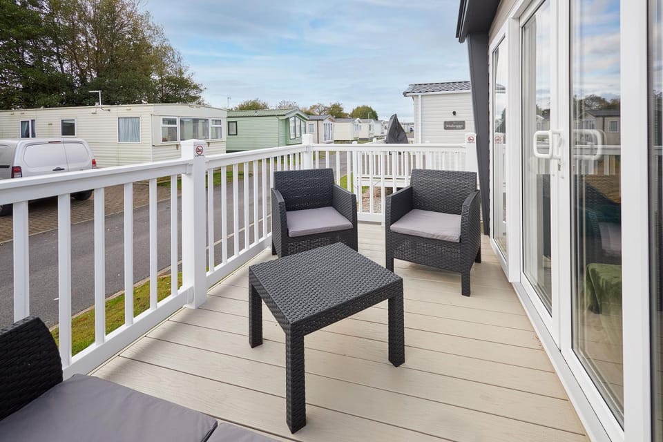 Property building, Balcony/Terrace, Living room, Seating area