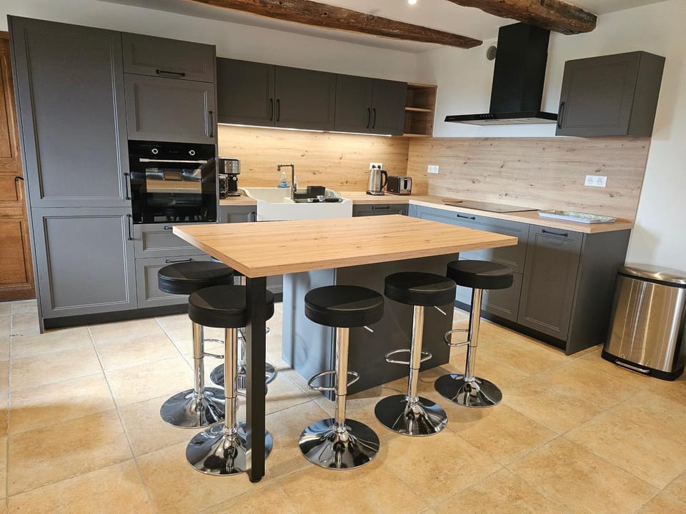Coffee/tea facilities, Kitchen or kitchenette, dishwasher, oven, stove, toaster