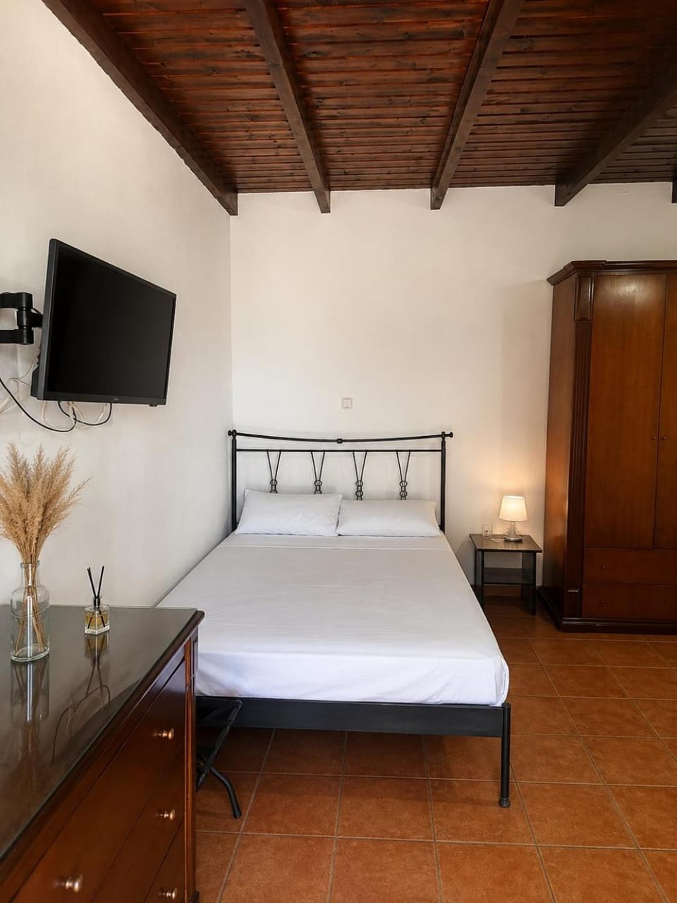 Bed, TV and multimedia, Photo of the whole room, Bedroom