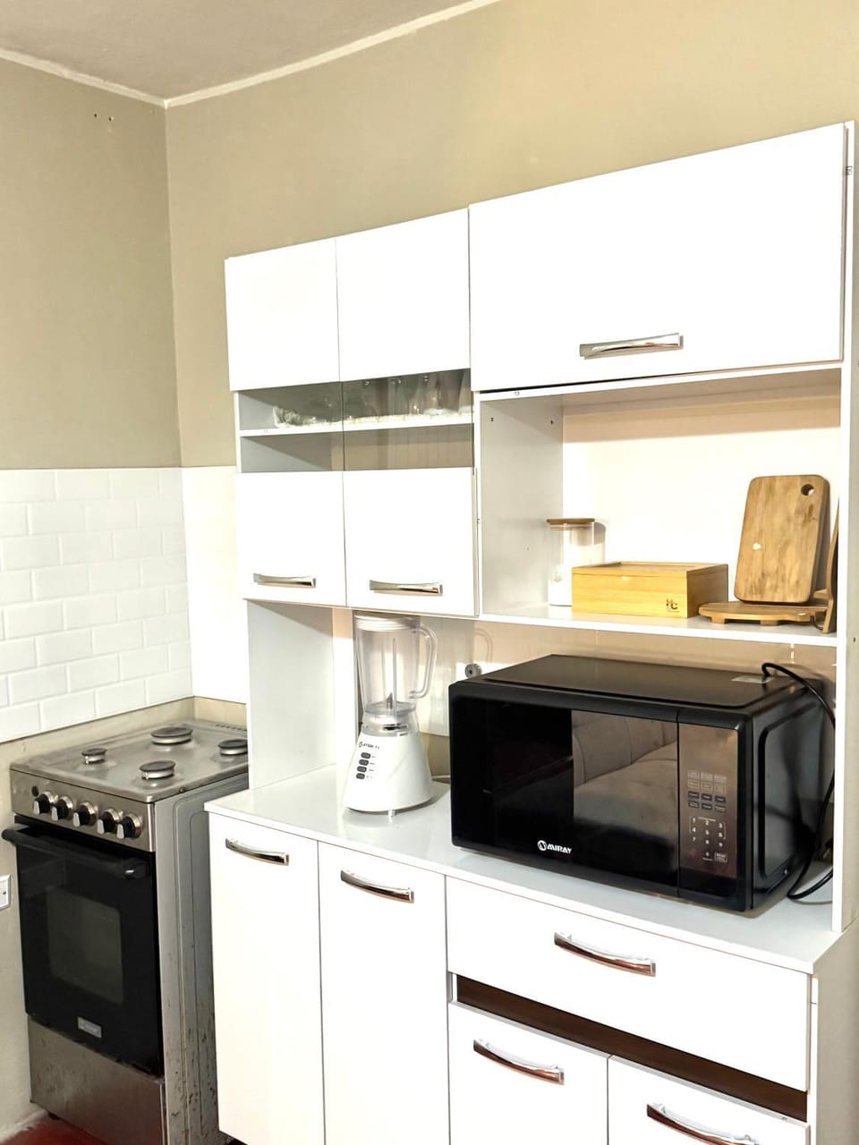 Kitchen or kitchenette, microwave, oven, stove