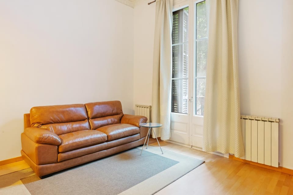 Quiet, vibrant 2 bedroom in pedestrian Eixample Apartment in Barcelona