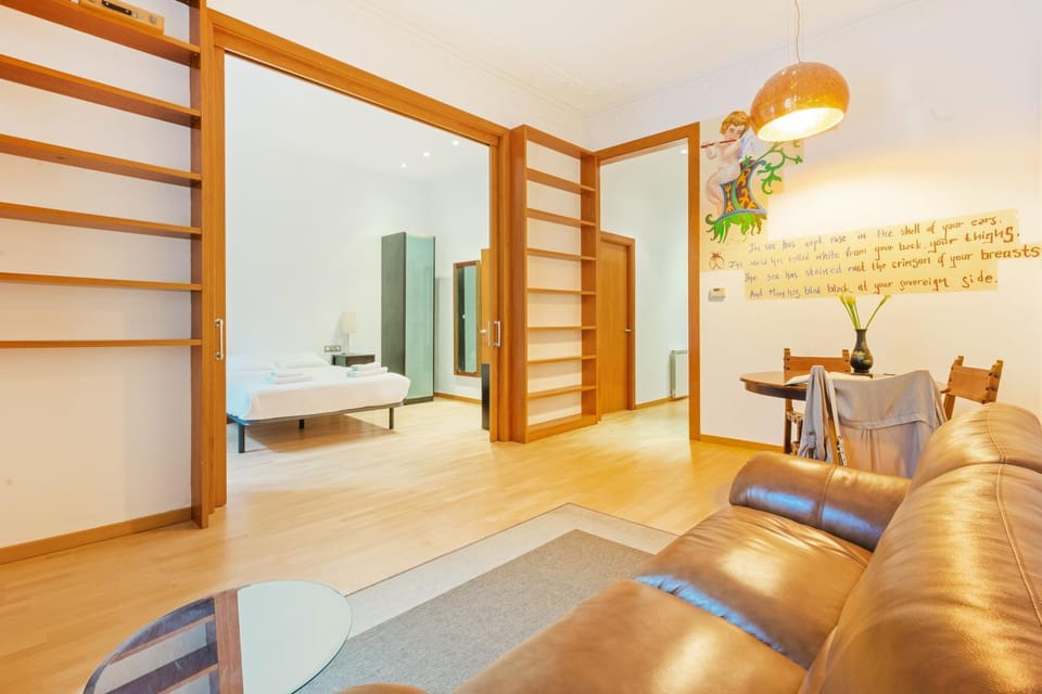 Quiet, vibrant 2 bedroom in pedestrian Eixample Apartment in Barcelona