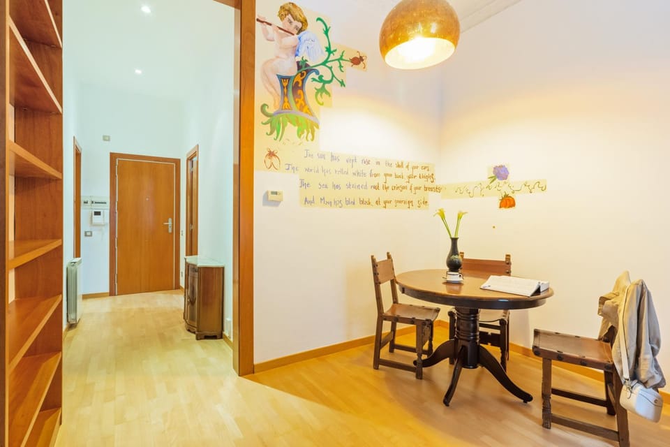 Quiet, vibrant 2 bedroom in pedestrian Eixample Apartment in Barcelona