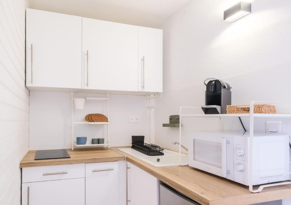 Coffee/tea facilities, Kitchen or kitchenette, stove