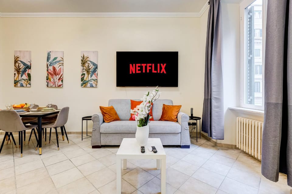 TV and multimedia, Living room, Seating area, Dining area