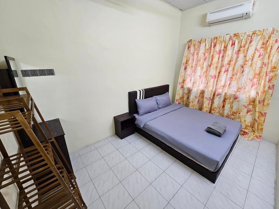 Bed, TV and multimedia, Living room, Photo of the whole room, Seating area, Bedroom, air conditioner