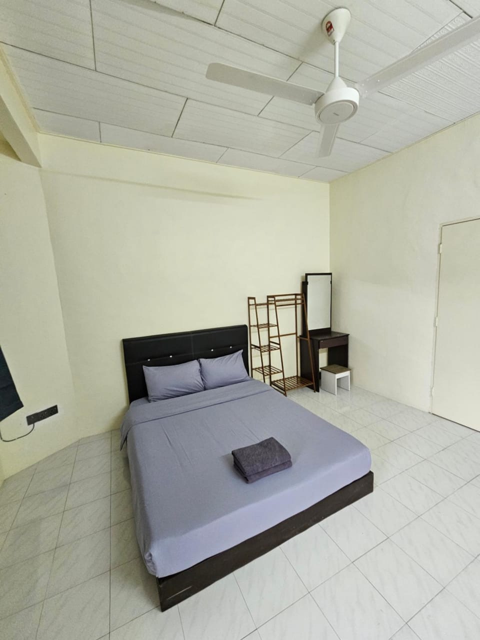 Bed, Photo of the whole room, Bedroom, fireplace