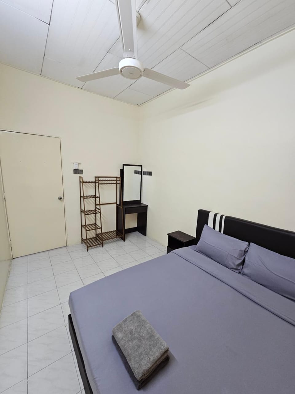 Bed, Photo of the whole room, Bedroom, fireplace