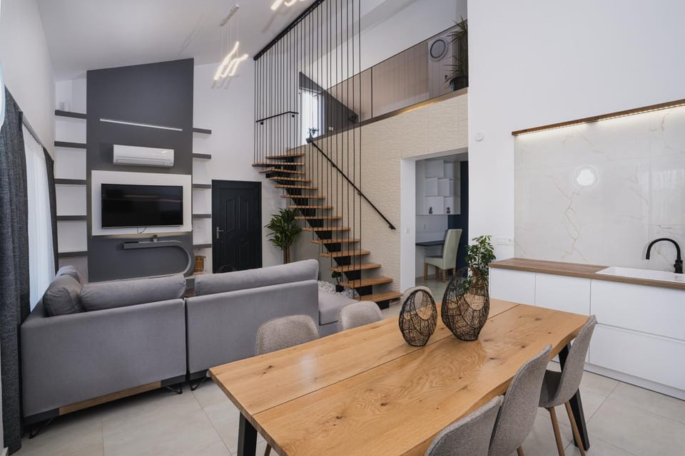 TV and multimedia, Kitchen or kitchenette, Living room, Seating area, Dining area
