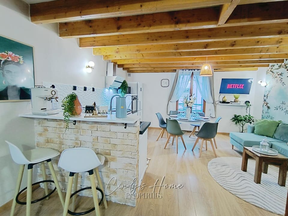 TV and multimedia, Living room, Seating area, Dining area