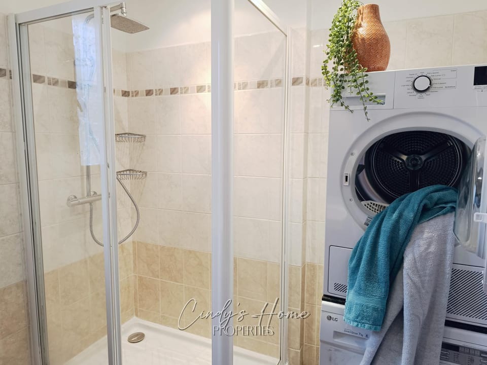 Shower, Bathroom, towels, washing machine, dryer