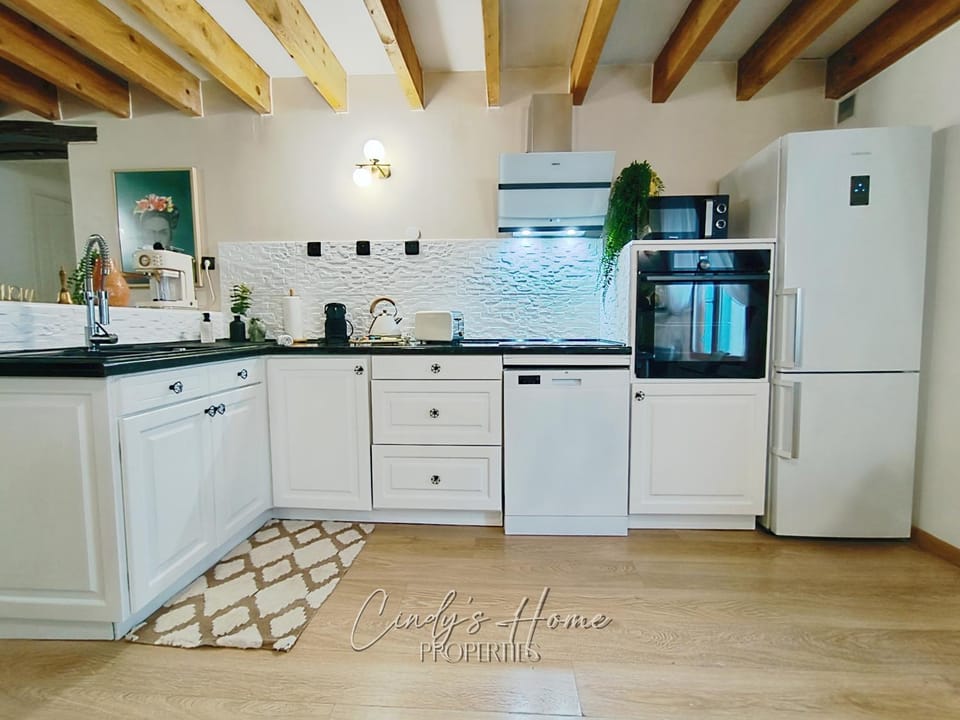 Coffee/tea facilities, Kitchen or kitchenette, dishwasher, oven, stove, toaster