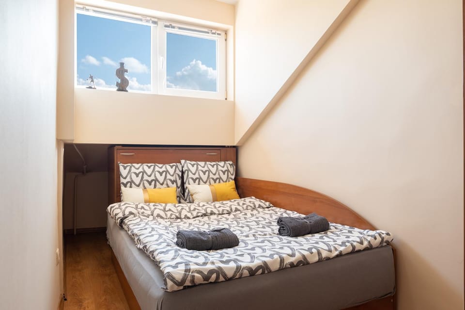 Bed, Photo of the whole room, Bedroom, towels