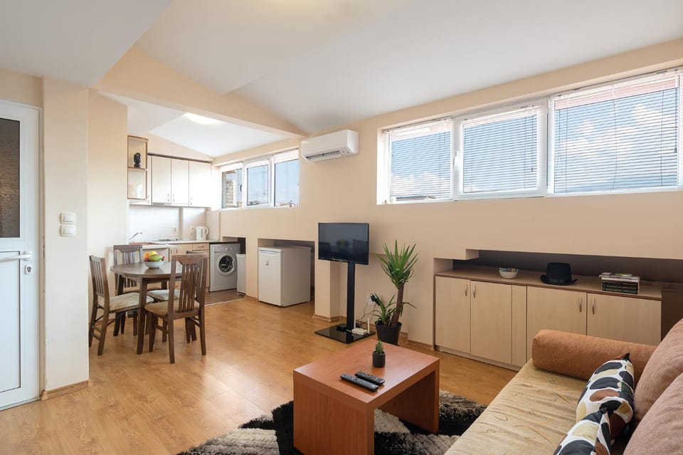 TV and multimedia, Living room, Seating area, Dining area, air conditioner