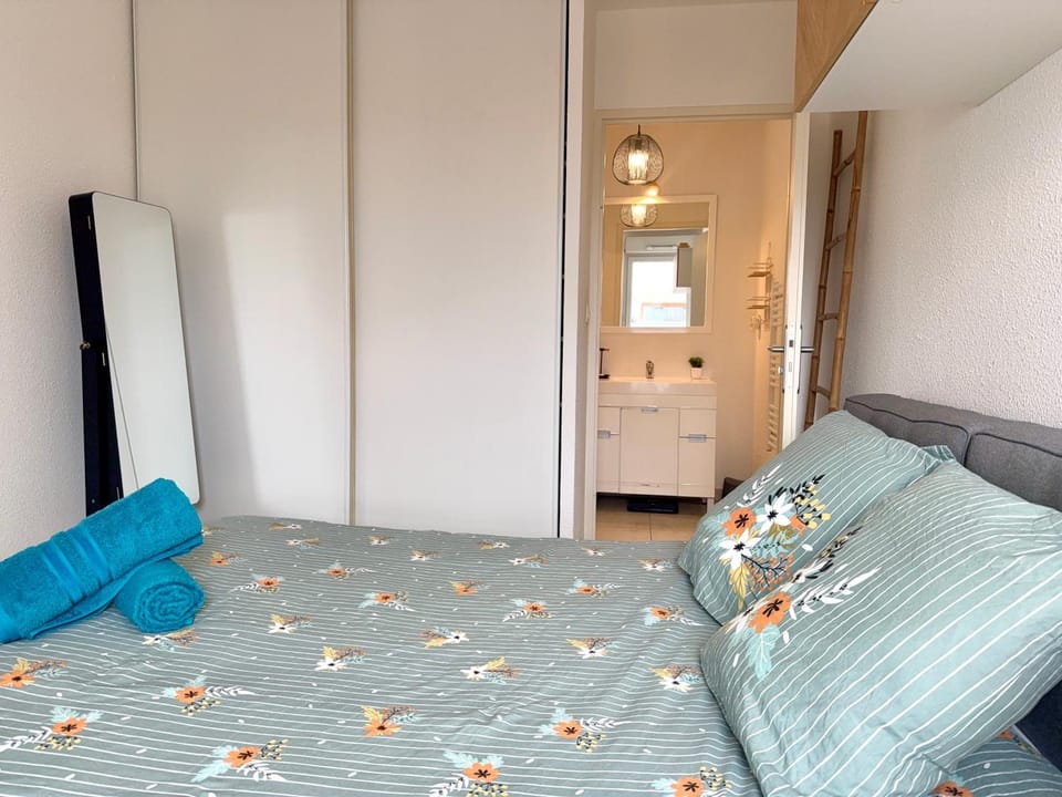 Bed, Photo of the whole room, Bedroom, internet, towels, wardrobe