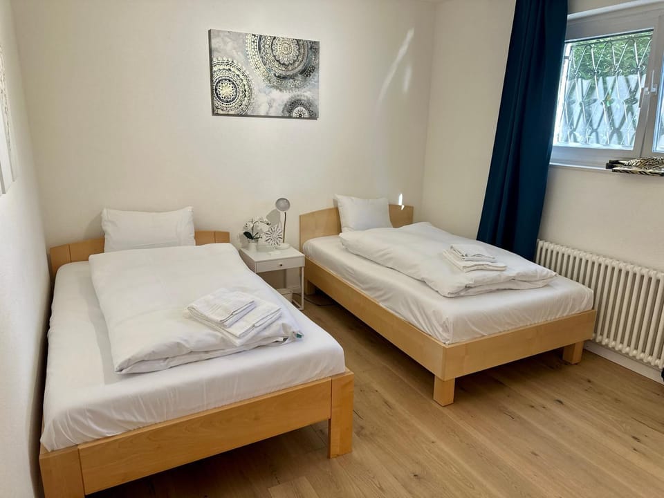 Bedroom, internet, towels