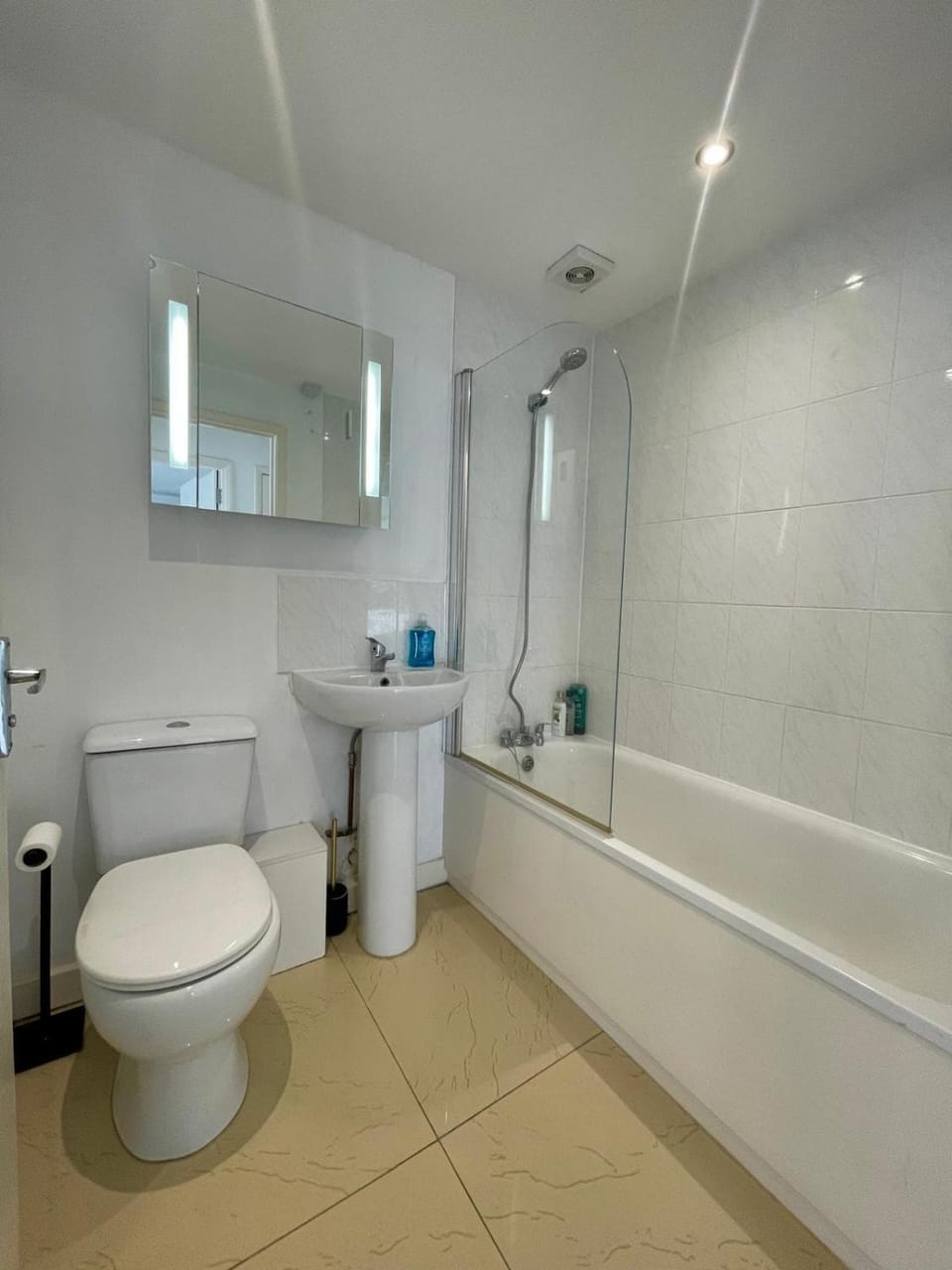 Convenient quiet flat with parking Apartment in Andover