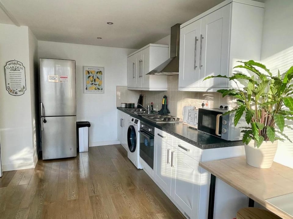 Convenient quiet flat with parking Apartment in Andover